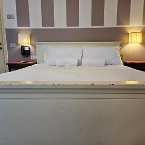 Camera grande con letto king size